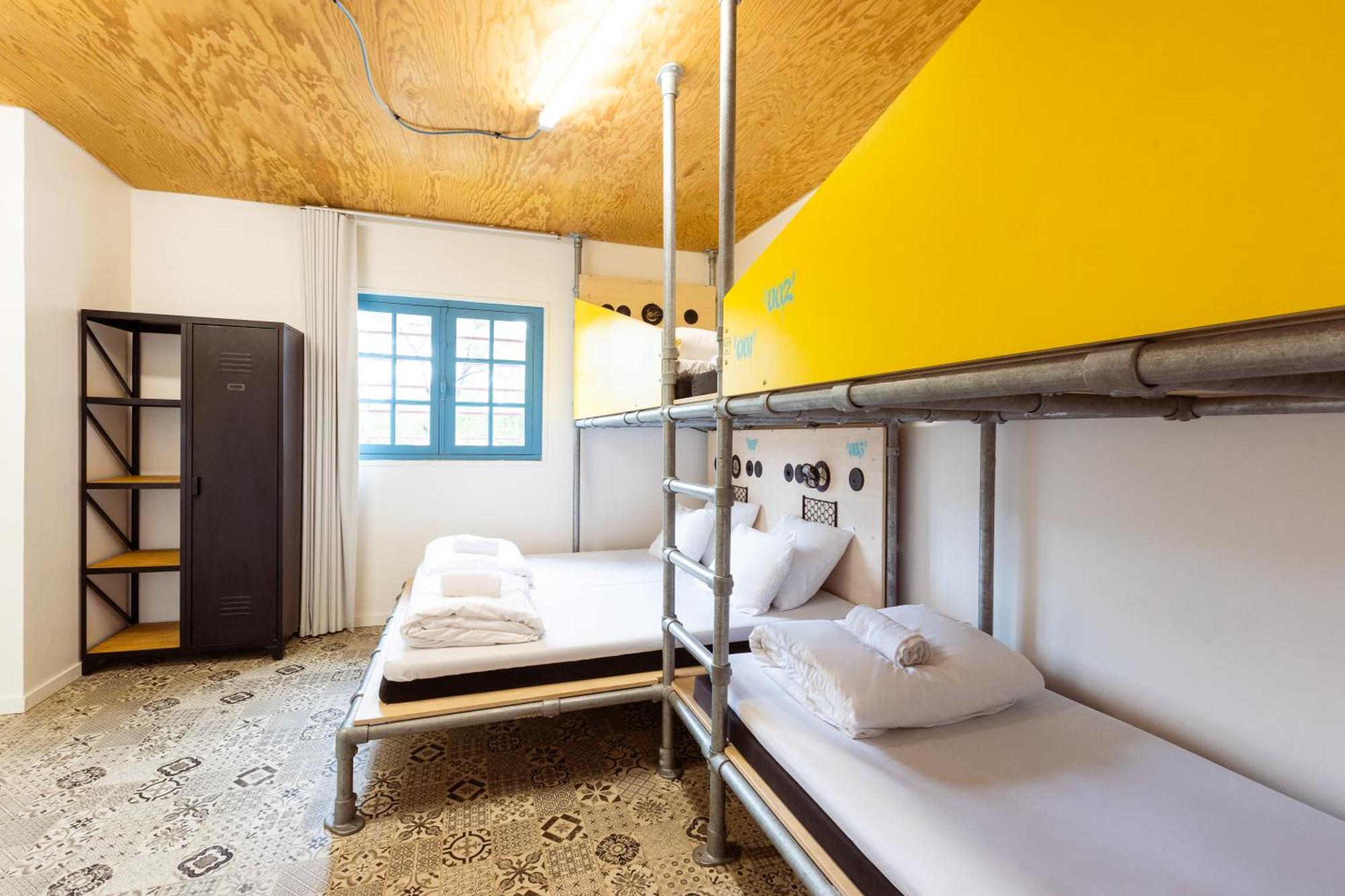 Privates Zimmer für 5 Personen mit Bad