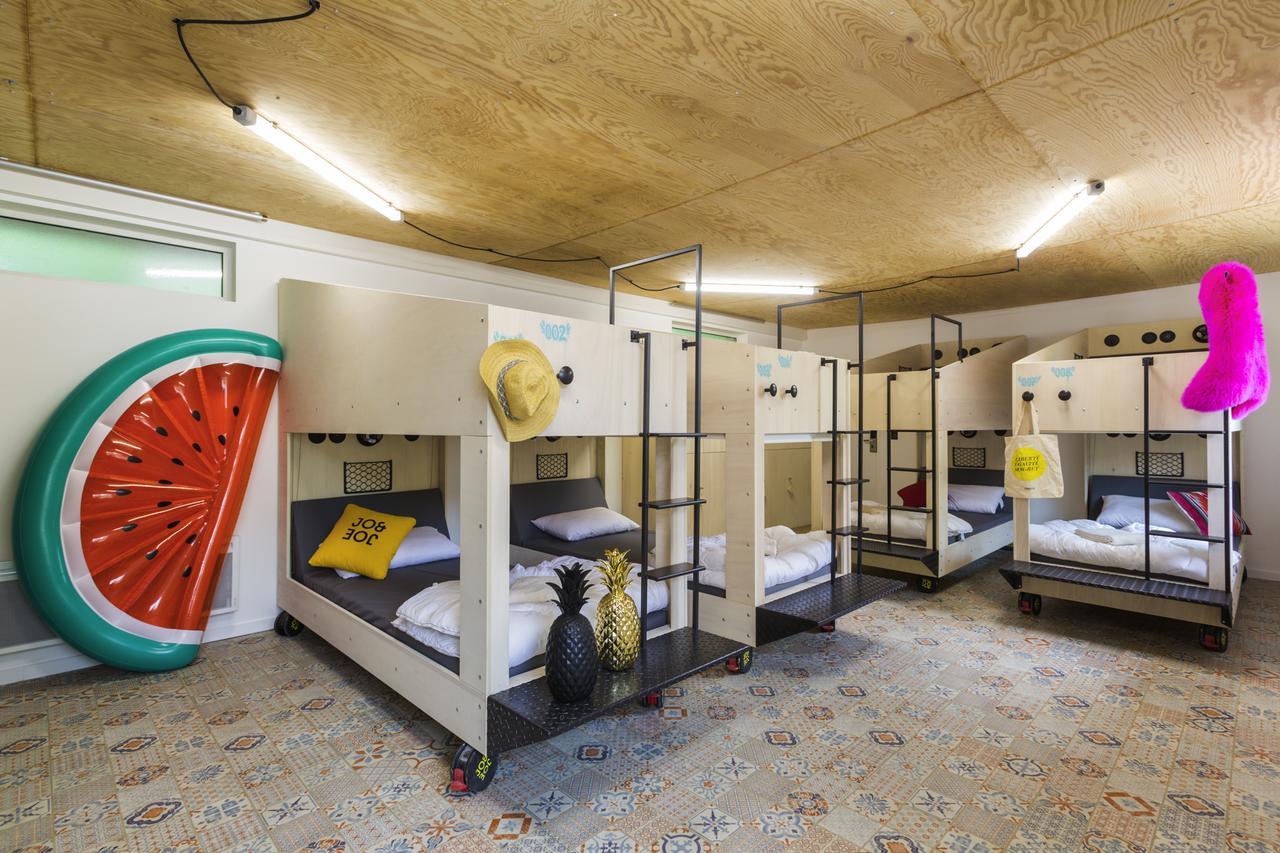 Einzelbett im Frauenschlafsaal